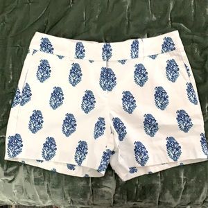 White w/ blue shell fleurs Vineyard Vines shorts